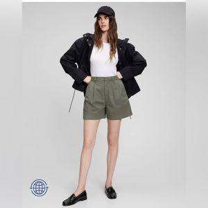 Gap high rise pleated khaki shorts with washwell - size 0